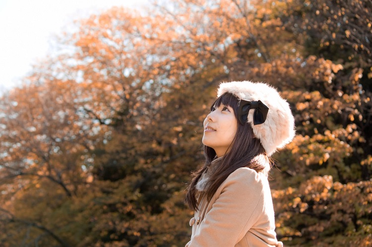 女人内心惦记你,会有这几个表现。1.不会频繁联系,却会记住你的小事;2.总是