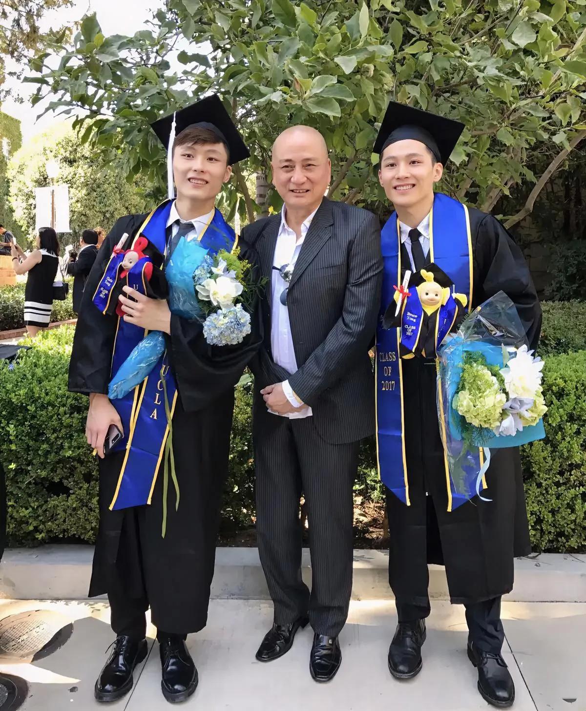 当年汤镇业参加双胞胎儿子的大学毕业典礼，拍下了这张珍贵的三人合照。两个儿子长得