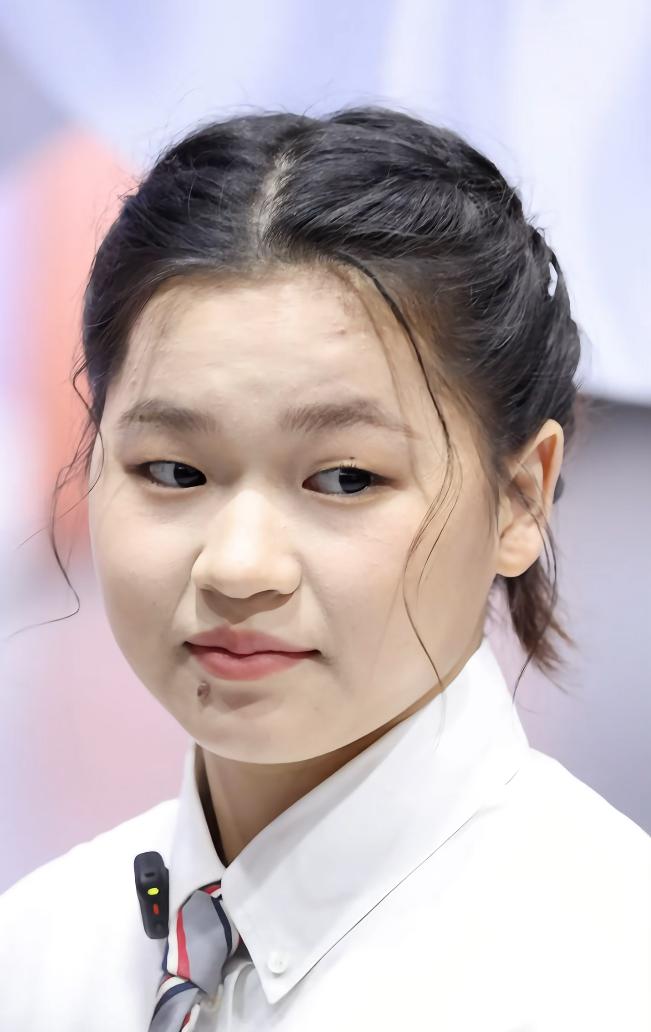 全红婵最新照片，国泰民安的小仙女，十分圆润富态，打扮也十分时髦，小辫子也挺可爱的