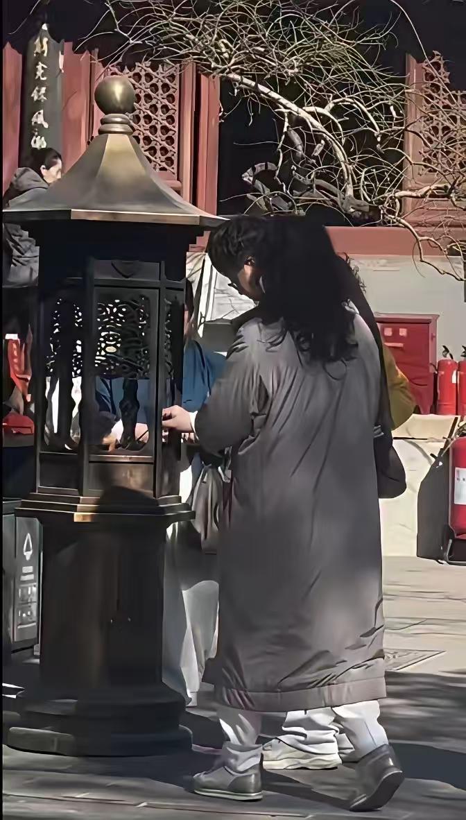 有网友在北京白云观偶遇了张兰。忏悔去的，把前媳妇网暴死了，心虚做噩梦人都瘦了。还