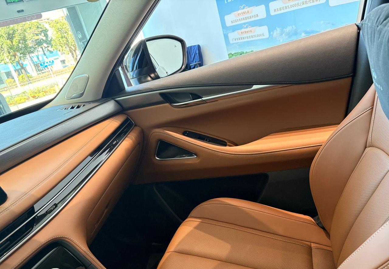 聊聊英菲尼迪和雷克萨斯。要我说，这俩根本就不是在同一个赛道上跑。纠结配置表