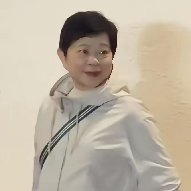 64岁，没结婚、没孩子，却为郭富城操心了大半辈子——她不是他女友，是他铁打的经纪