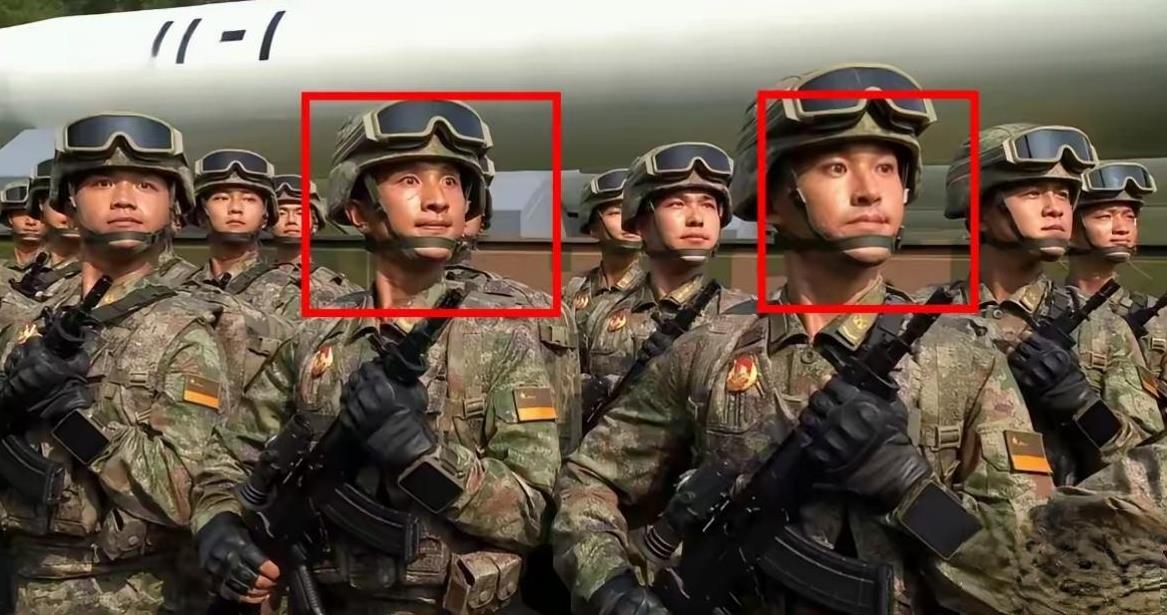 有网友称，这是双胞胎兄弟俩，都姓吴，如果你仔细一看，这两个的确长的挺像，那眼神，
