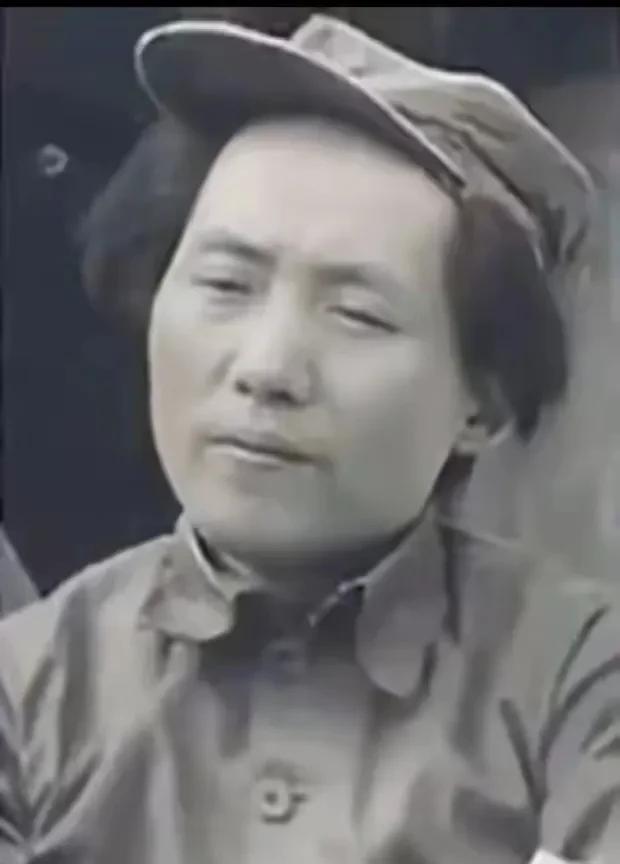 长征时期，毛主席面临着难以想象的艰难困苦。那时，红军缺衣少食，在枪林弹雨和恶劣自