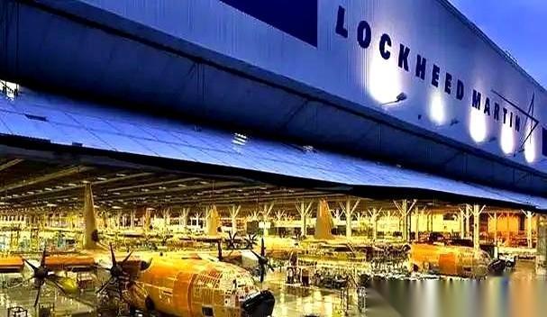 你说这事儿绝不绝。一个天天玩飞机大炮的军火巨头，最后竟然被几块平平无奇的“土疙