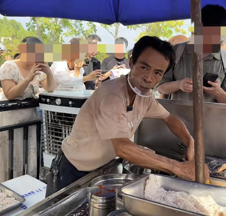 “鸡排哥”昨天把卷帘门拉下一半，贴张A4纸：今日起预约，上限80份。队伍里立马