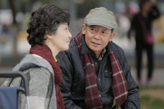 冯小刚说：小时候家里穷，长大后特别喜欢吃剩菜里面的葱段、蒜瓣、洋葱等调料，吃起来