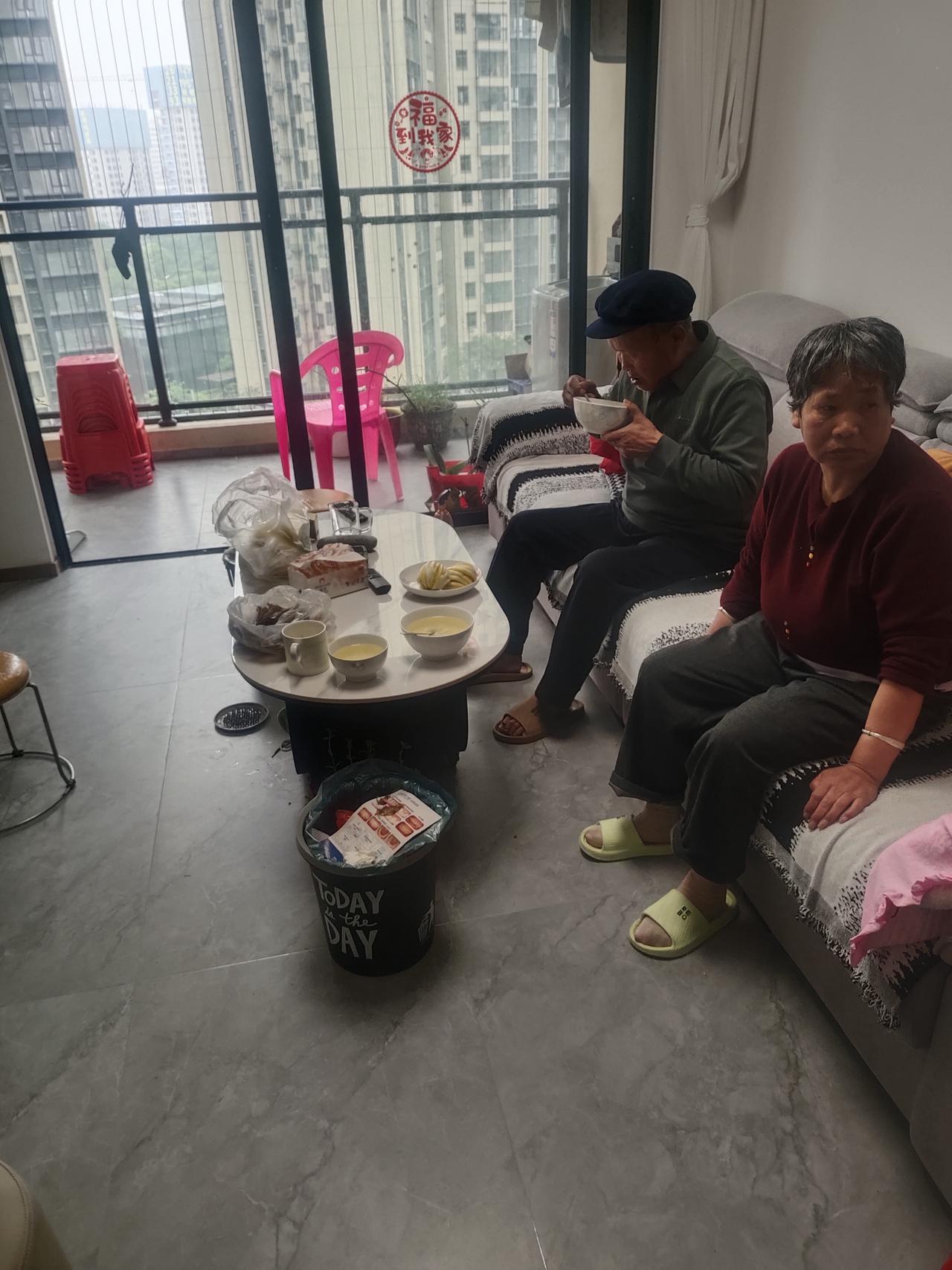 我甘肃爸妈和哥来佛山了，我哥不想吃米饭，妈不想吃饺子，爸不想吃面条，喜欢吃饺子，