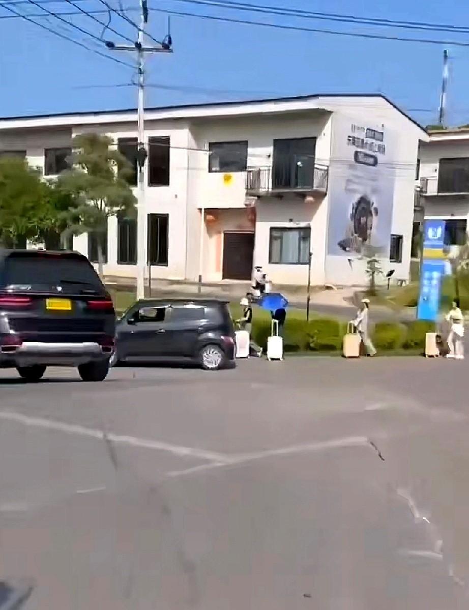 柬埔寨那边园区,人走了一半。行李箱轮子碾过尘土,像撤退的装甲车。你懂那种