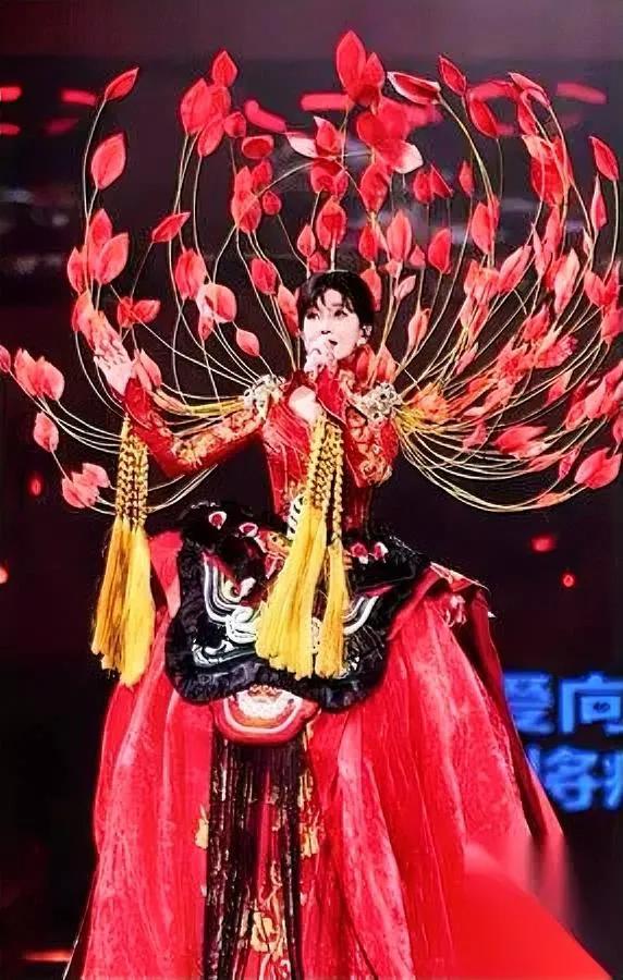 发现个怪现象……赵雅芝72岁太拼了？咱说实话，刷到她穿十斤重红裙踩高跟开