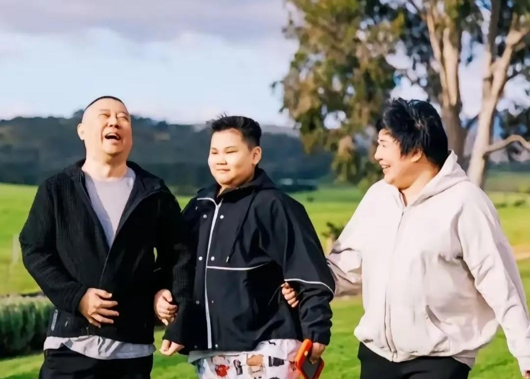 郭德纲与妻子王惠、小儿子郭汾阳现身澳洲墨尔本自家别墅，画面里绿草如茵、树影婆娑，