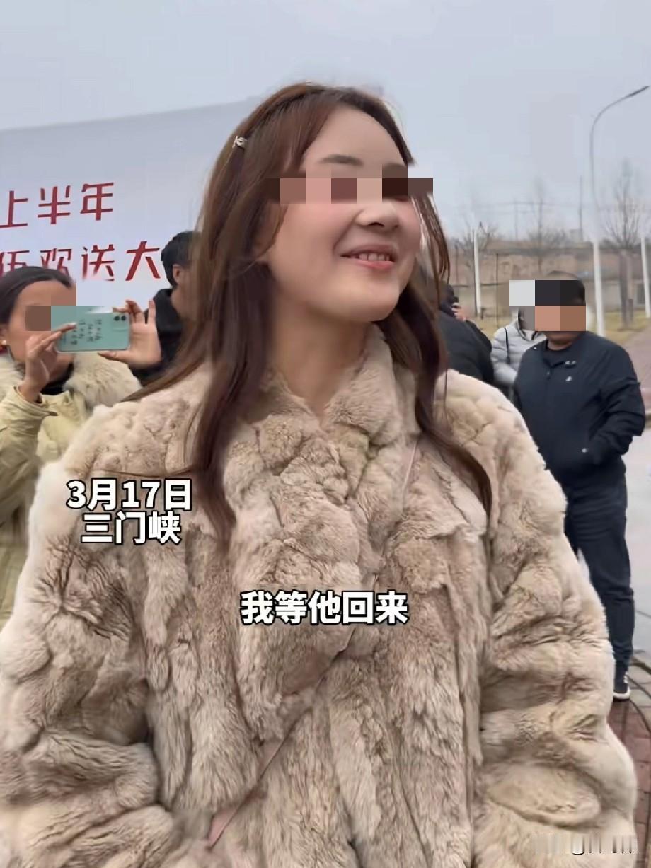 舍不得，真的舍不得。女孩送男孩入伍，满脸都是不舍。不舍中又带着无限的美好憧憬