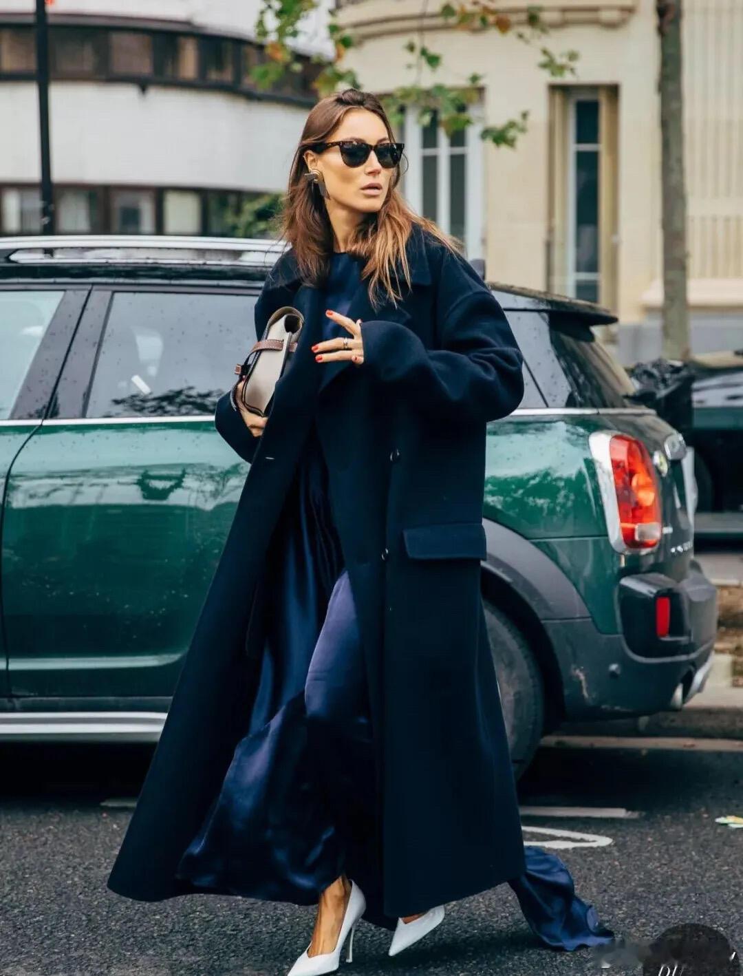 未来暮色2025年度流行色暮色蓝自带高级滤镜，沉韵蓝调揉合柔紫肌理，藏着宇宙深邃