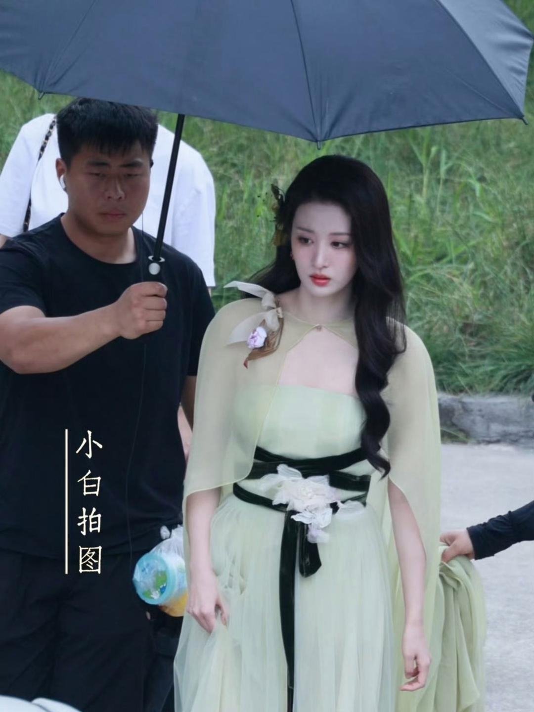 王楚然浮生造型最大的问题就是太“艳俗”了，本身长得就艳丽，身材也是丰腴类型的，这
