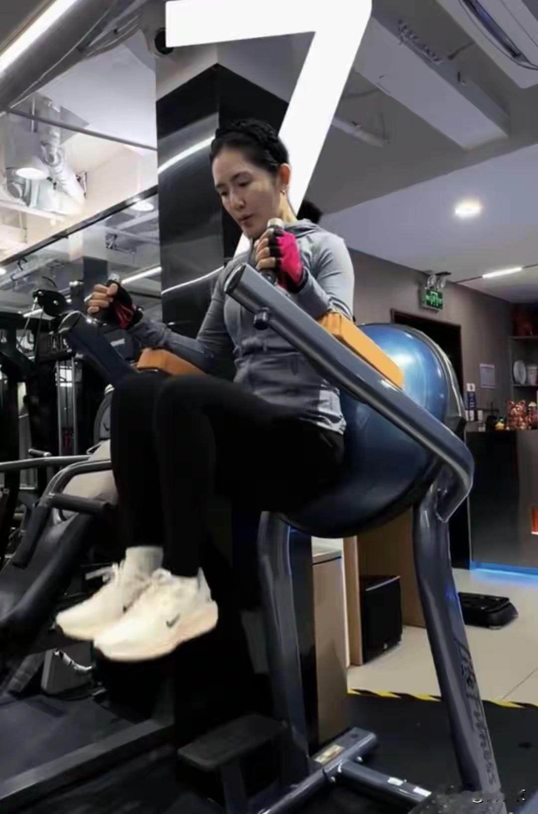 连明星当妈后，身材都恢复不了从前，那普通人当妈后恢复身材得多难？张杰谢娜同台