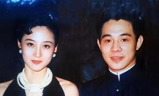 1999年，李连杰迎娶利智，港媒10字嘲讽:“情义千斤，不敌胸脯四两。”李连杰说