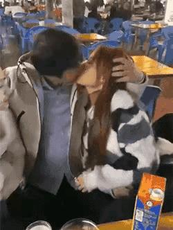这个小子一不小心，就打败了百分之九十多的男人厉害，这个男子真是有福气，做父母的