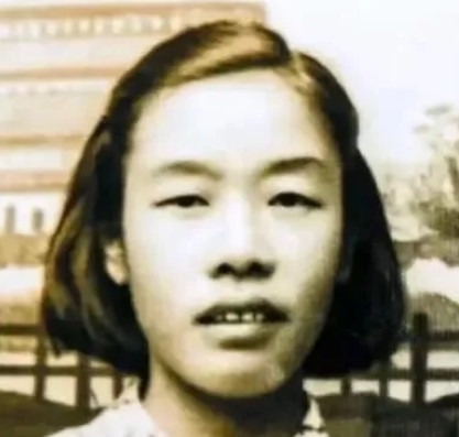 1949年，渣滓洞正在经历大屠杀，盛国玉在枪响后倒地装死，没曾想，特务害怕留有活