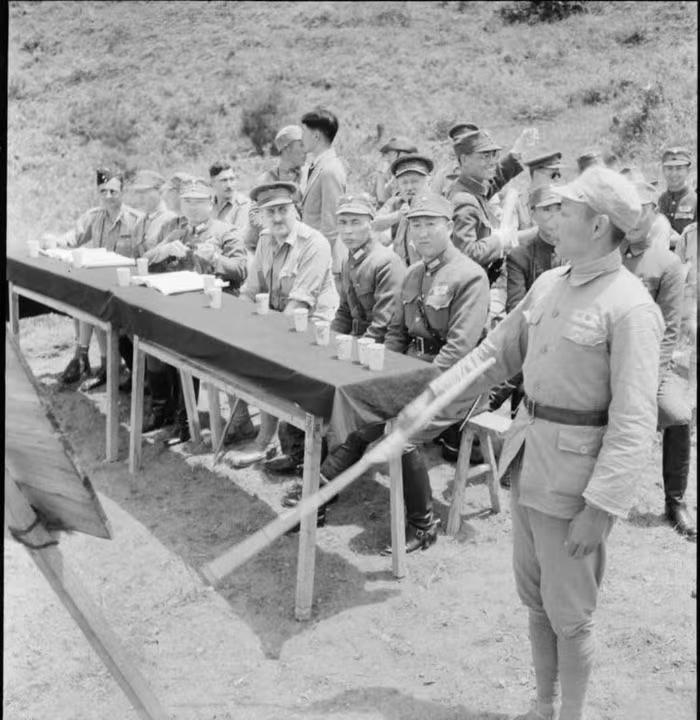 应该是1944年，滇西，受训的国军士兵，大概率是盟军协同操练，预备奔赴缅甸对日作