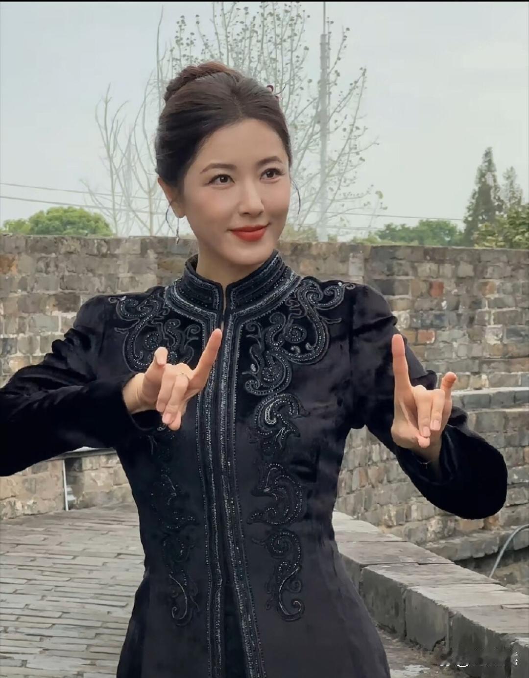 曾黎发了张自己4⁠0年前的对比照，岁月一点﻿没在她脸上留痕‎迹。‏