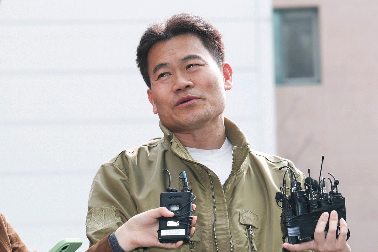 涉李在明负面言论的网红被限制出境。据悉，因涉嫌散布有关韩国总统李在明的虚假事实等