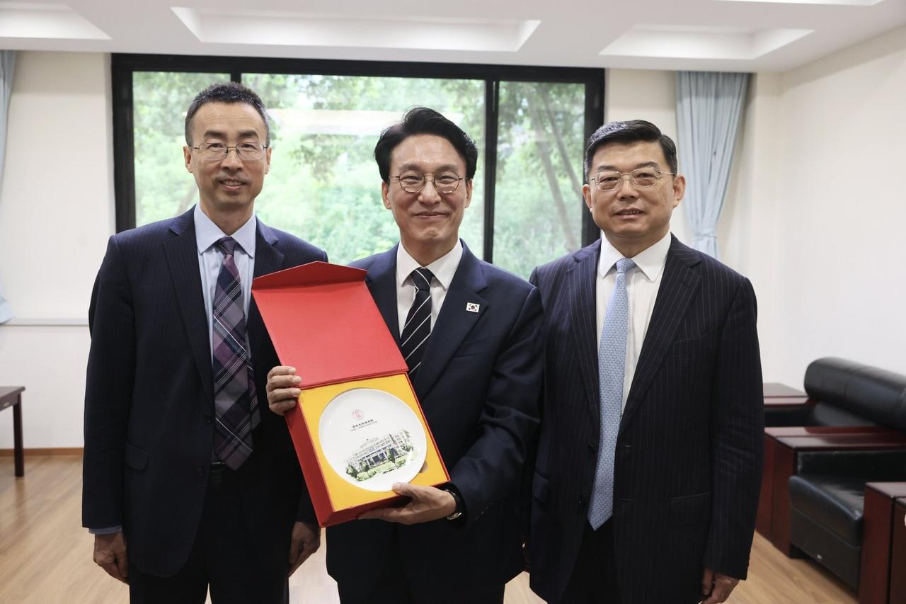 6月23号，韩国总理金民锡访华并出席达沃斯夏季论坛。不过在他今天在个人的社交媒体