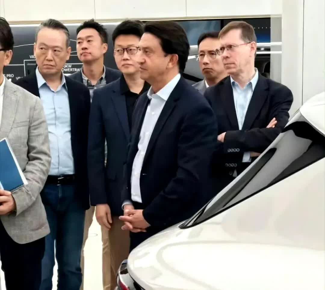 最近，韩国现代集团全球CEO何塞·穆诺兹带队考察鸿蒙智行，在考察现场，当一行人来