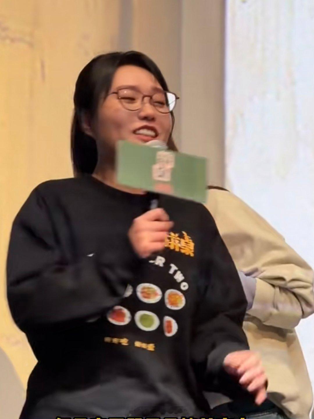 同一件卫衣，李雪琴套上就出门，江疏影硬是往里头塞了件高领薄纱,衣角还掖进去半截。