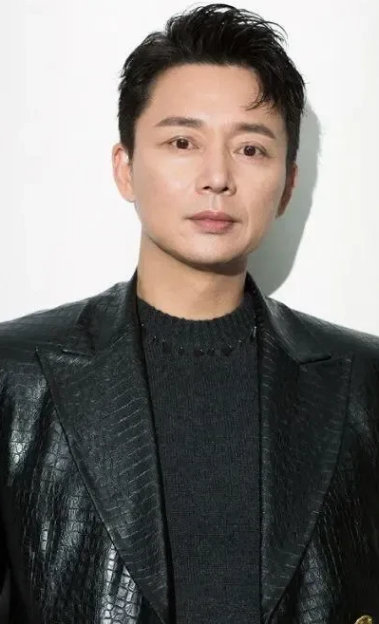 2001年，刘奕君的妻子嫌他整日不着家，还赚不到钱，铁了心要和他离婚，刘奕君说：