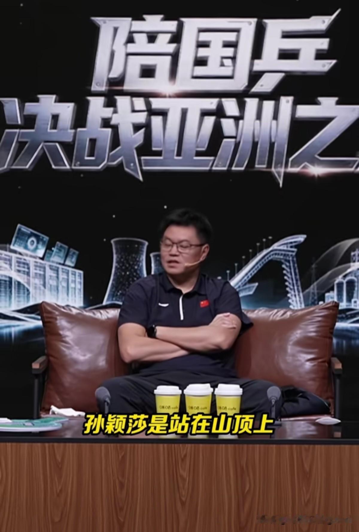 侯老师对莎莎的喜爱和欣赏真的是一点也不藏着，每次在解说莎莎比赛时，都会忍不住一直