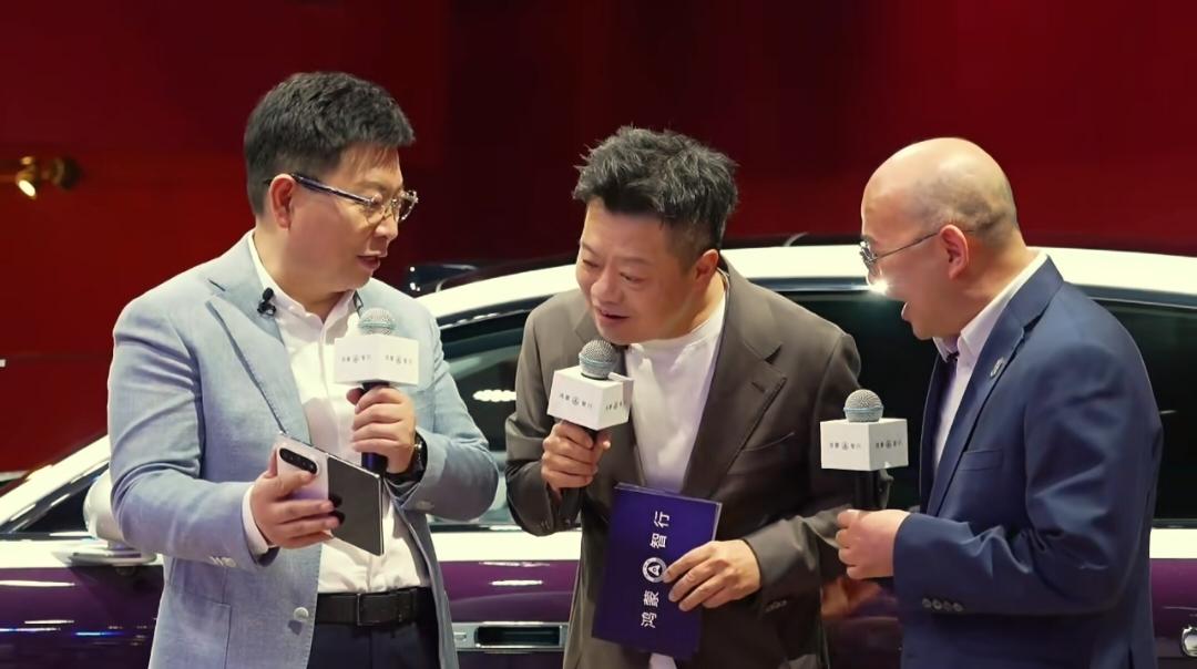 我真的很好奇马东老师在余承东的阔折叠上到底看见什么了，余总到底给他剧透了华为的什