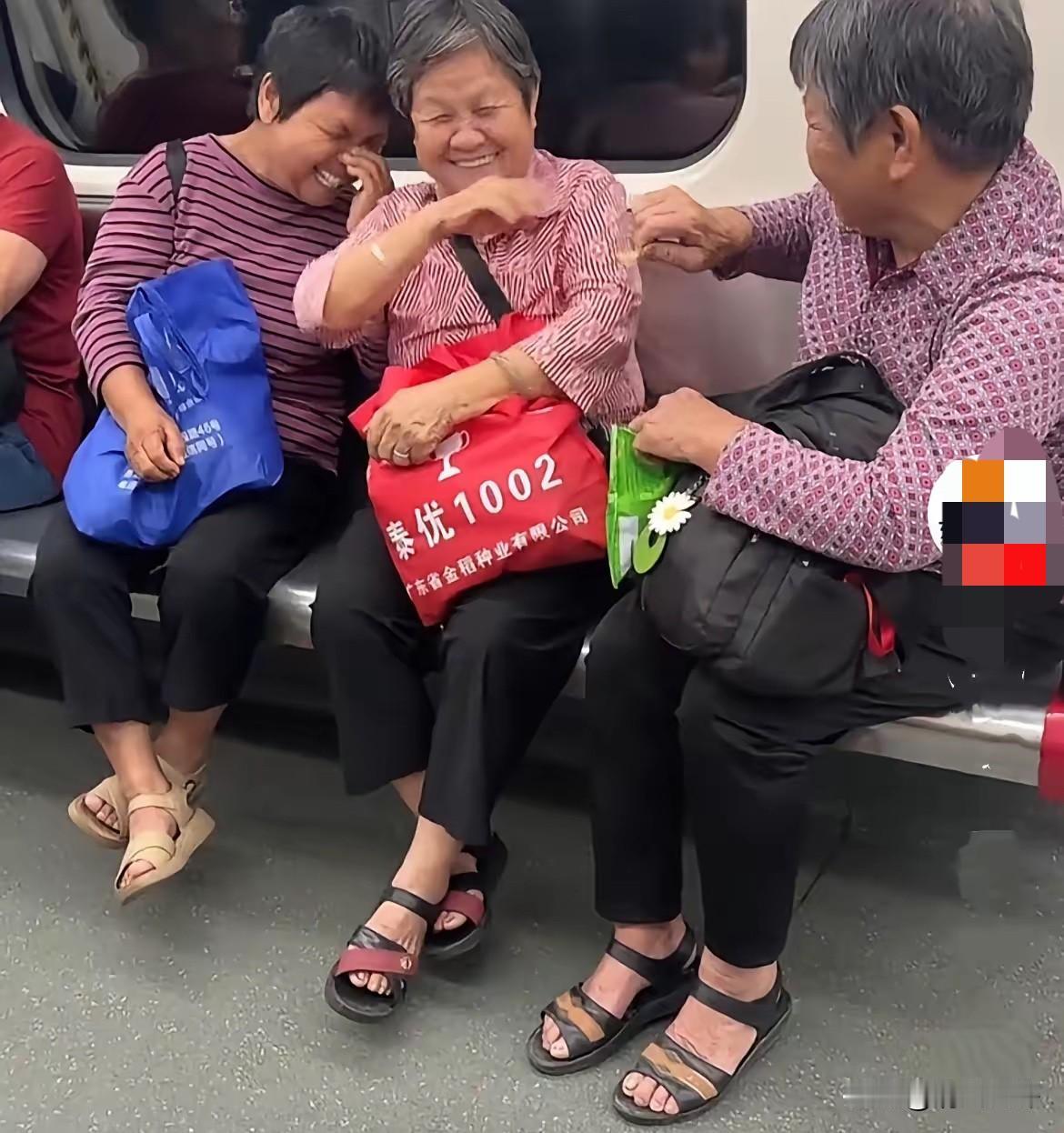 近日，在广东广州地铁上，无意间看到特别治愈的一幕……​​​​​地铁里偶遇三位