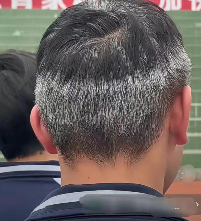 高三学子满头白发，看哭了多少网友和家长[哭哭]高考临近，很多高三老师发布学生满