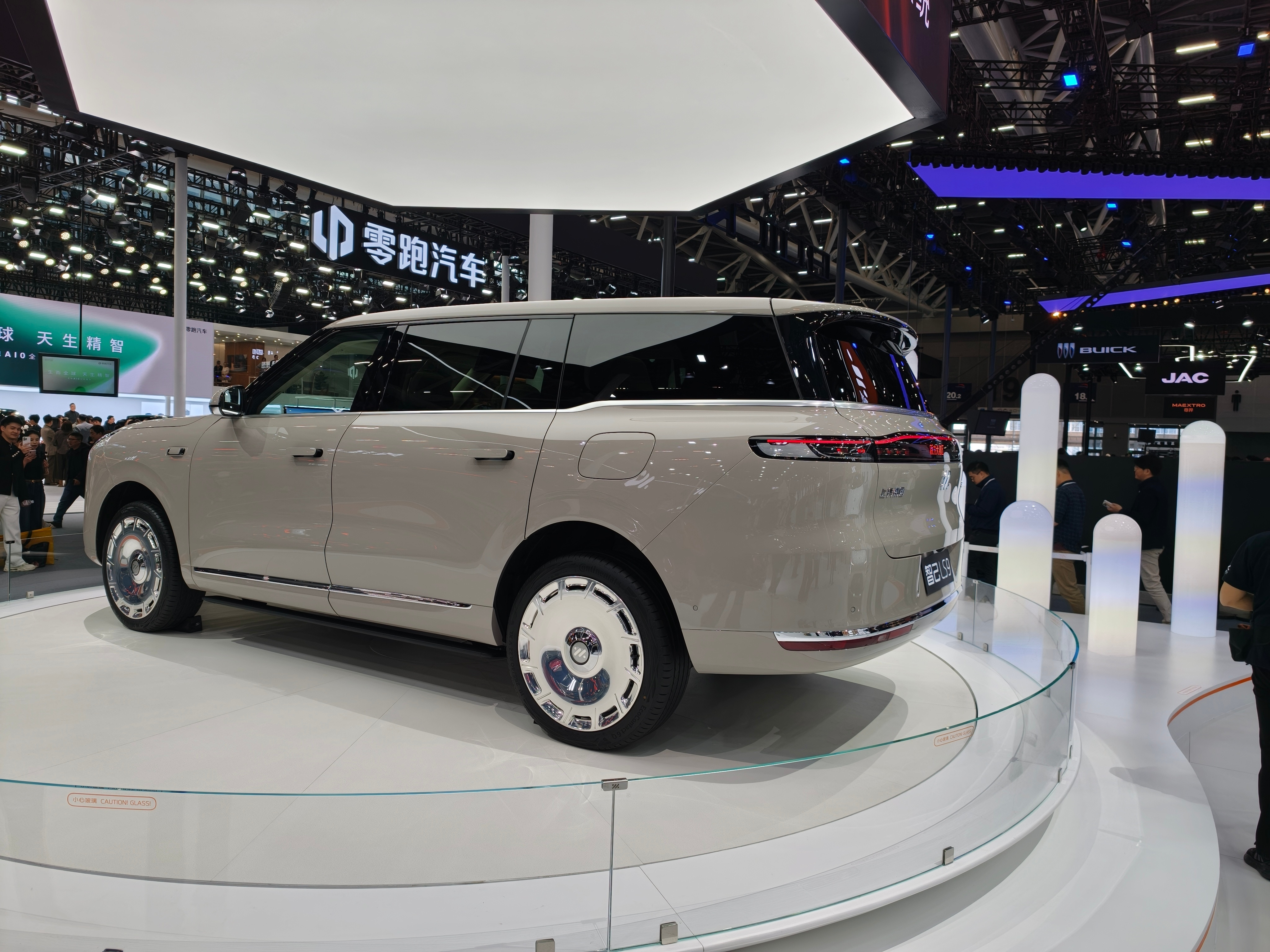 2025广州车展的智己展台，智己展台吸引了大量国际媒体的目光，众多外国媒体朋友聚