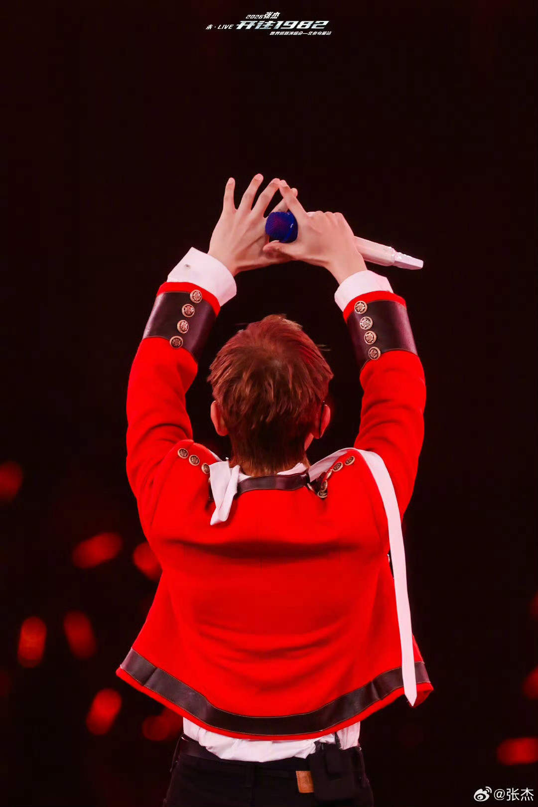 张杰表达爱传递爱张杰演唱会真的把浪漫刻进骨子里了！现场氛围温柔到极致，去过一次直