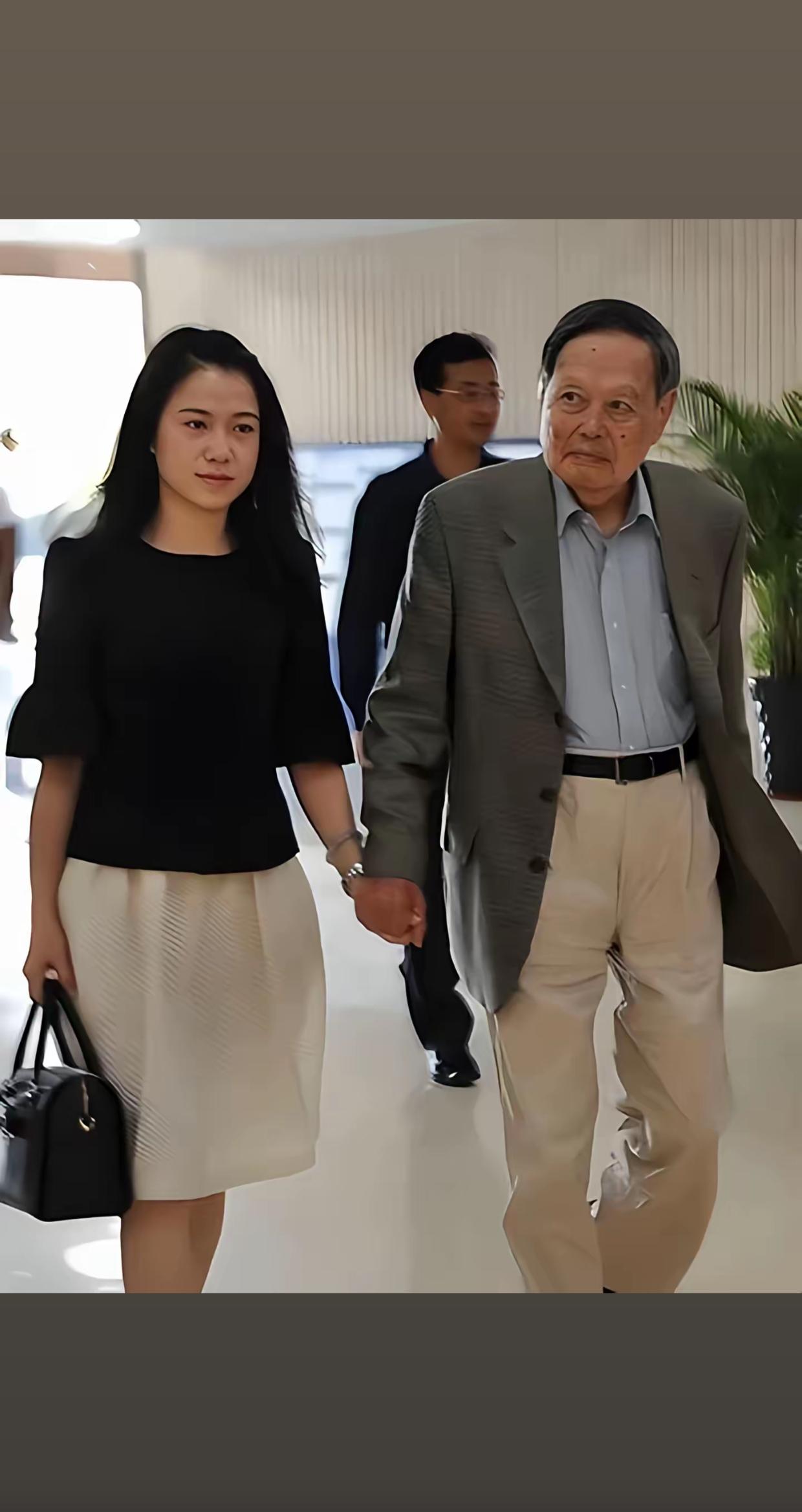 果然女人最懂女人，我问杨老走了会有人继续追求翁帆吗？她很直白的说不好说，可