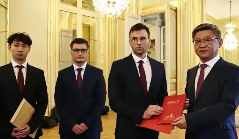 马库斯为什么现在才将相册交给捐给我国，据了解这个相册他们家族整整保留了3代人，关