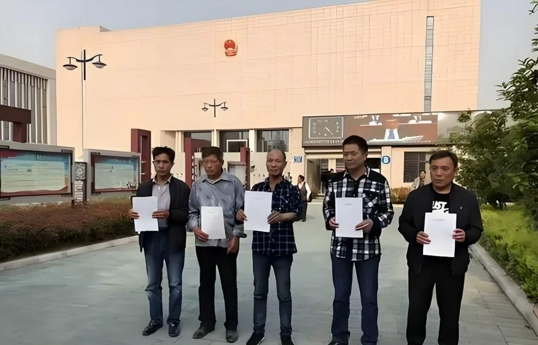 九六年村里发生一起砍人案子，死了个老太太。他们五个就被抓了，说是凶手。可实际上，
