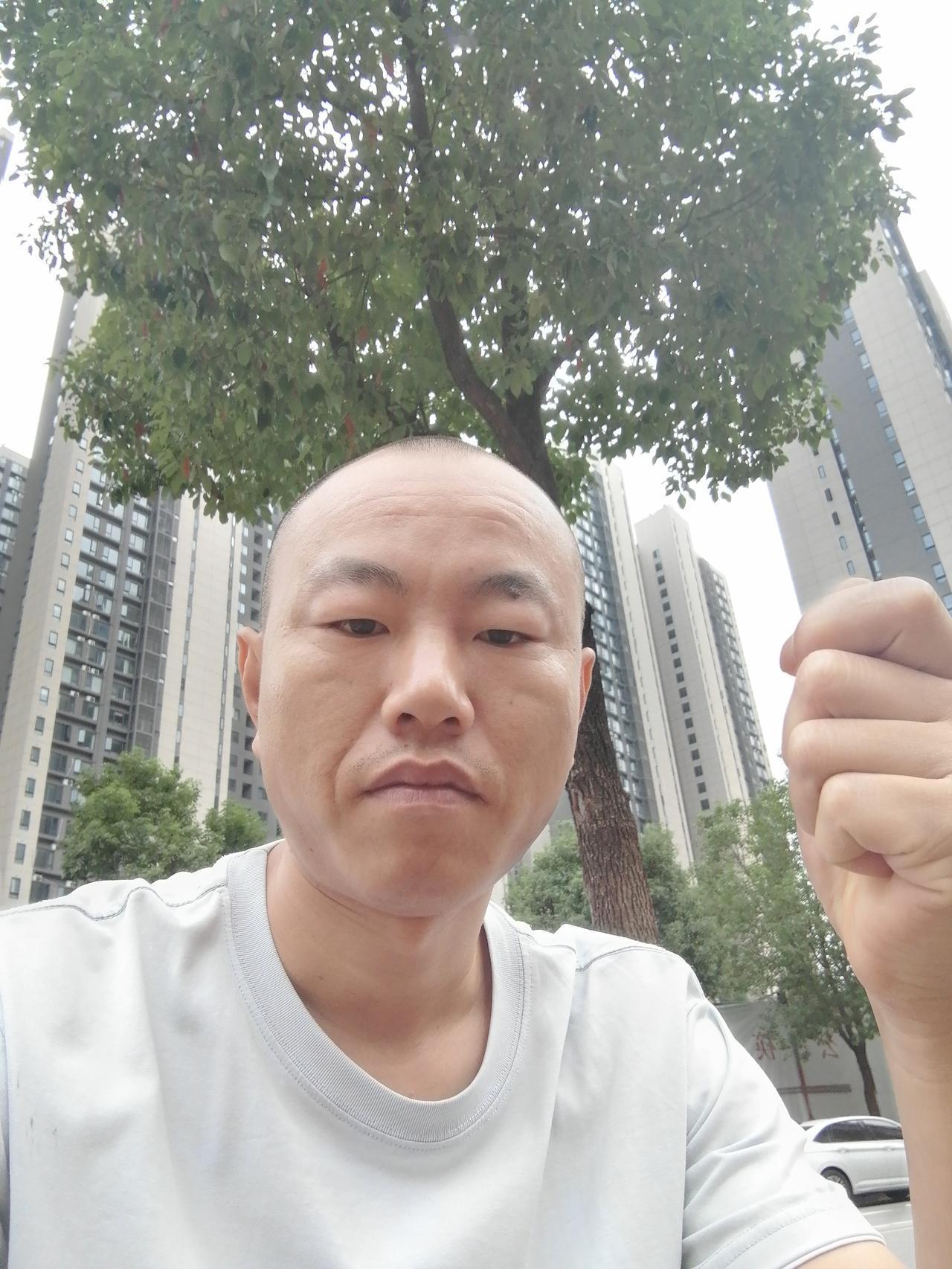 大家好，我是星仔，目前在长沙干中介，37岁，头发掉了，也秃了。在广东17岁卖房