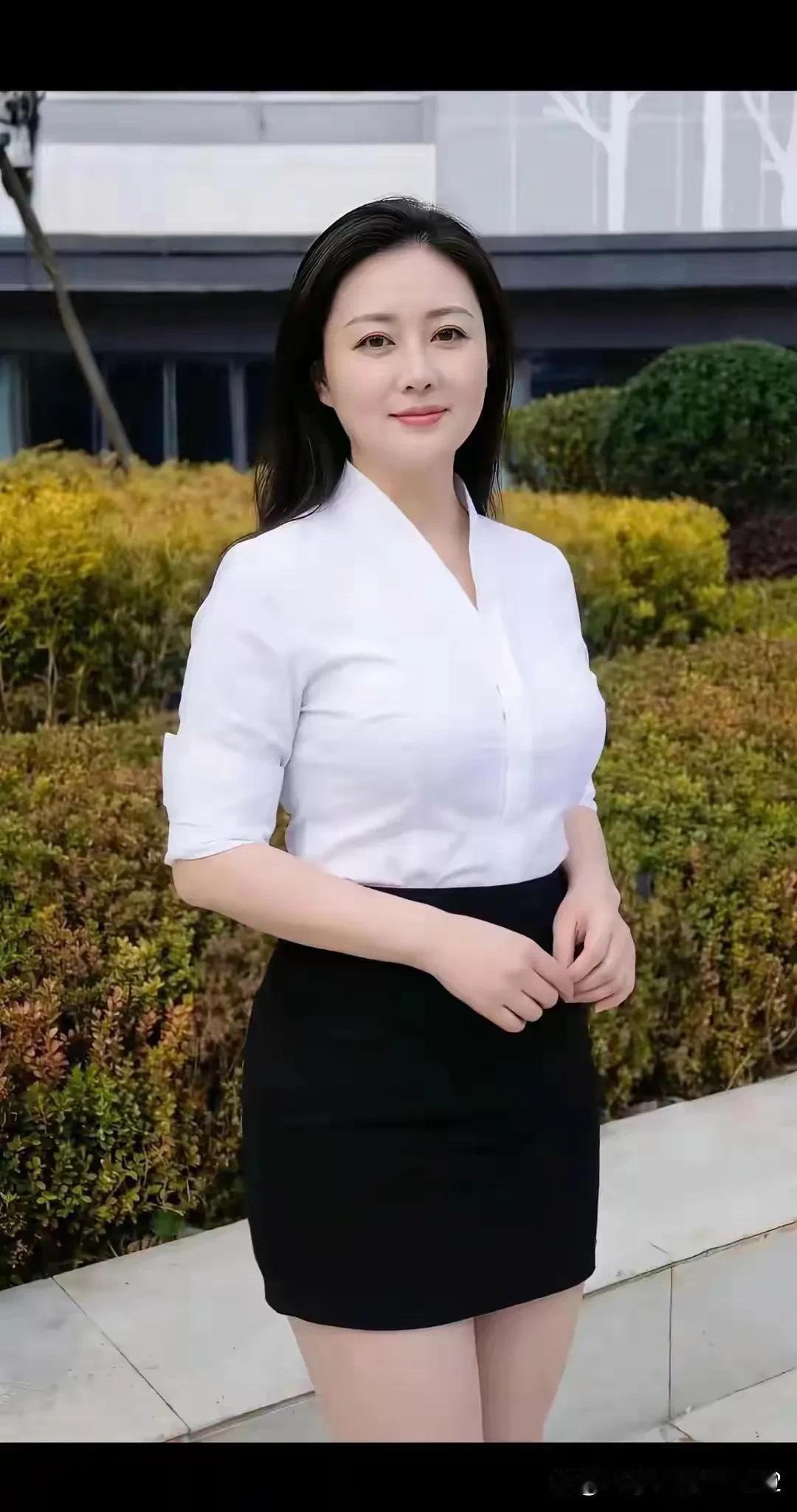 白衣似雪，黑裙如墨，这样的画面，便觉美不可言。仿佛置身于蜀园之中，舞者们身着素衣