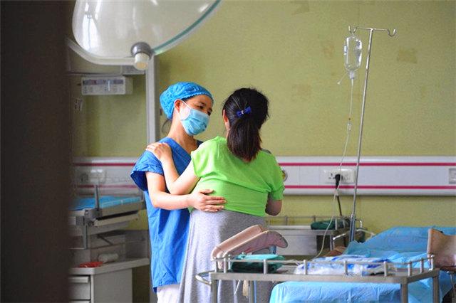 顺产下男婴半小时, 产妇再次哭喊起来, 陪产宝爸不停流泪