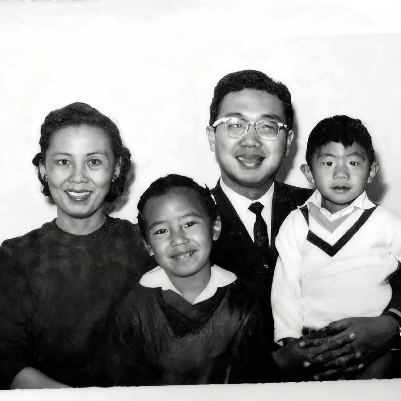 1961年,陈宝仓将军二女儿陈静方、女婿栾立训(著名医生),一张温馨的家庭照。