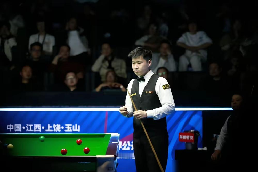 一颗粉球打丢，赵心童差点把自己玩死！4比4，他硬是把到手的赛点，打成了悬崖边上的