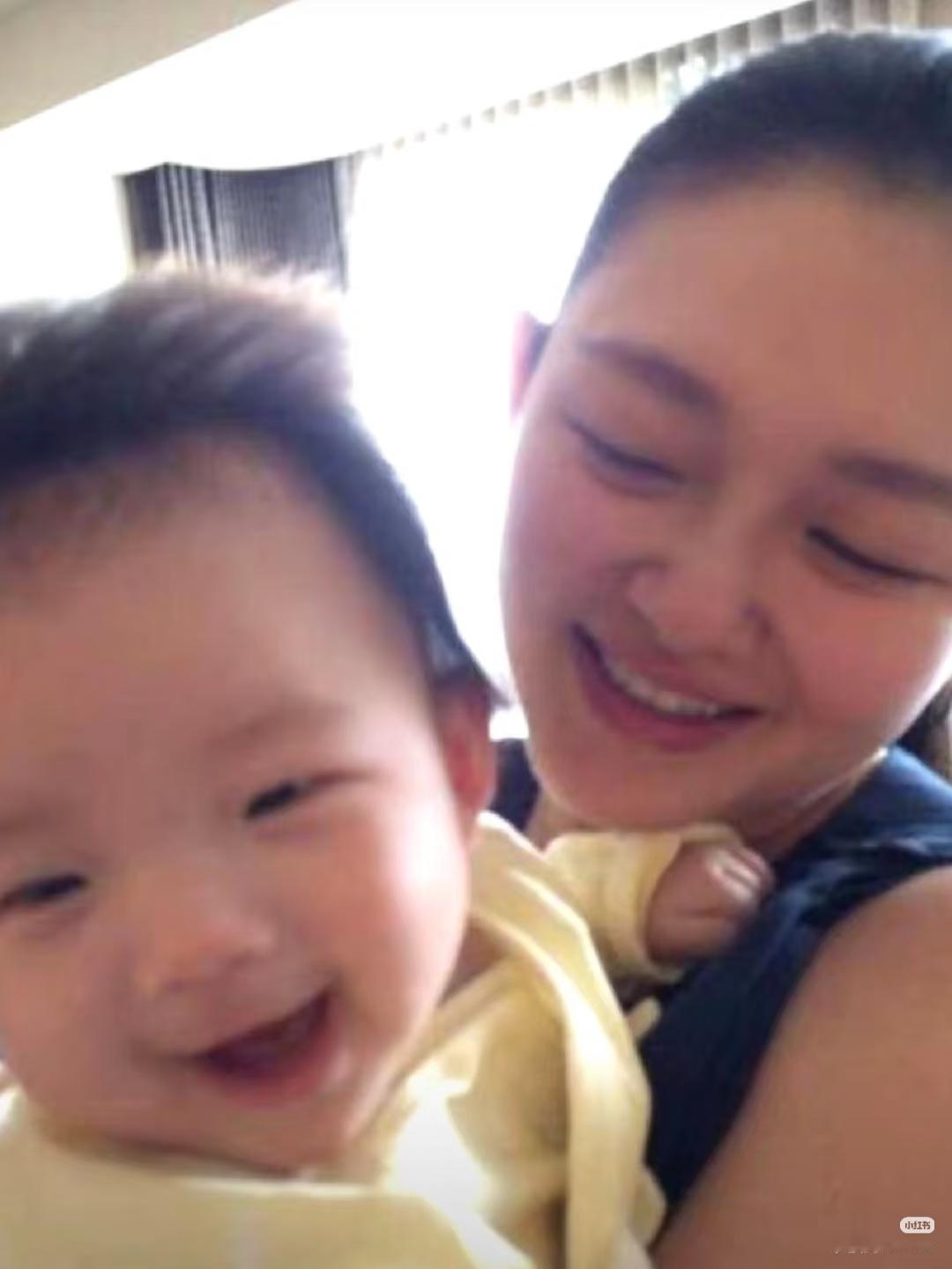 妈妈要是真的那么爱孩子的话，就不会那么快二婚，还把光头接进家里和俩孩子一起住一起
