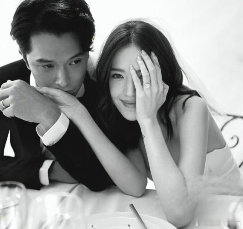 邱泽和老婆许玮甯拍摄婚纱照，两个人男帅女美，看起来好般配。女方手戴大钻戒，刚生完