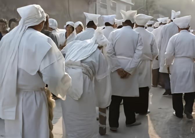 80后独生子女开始给父母办后事，发现传统大操大办根本扛不住。一线城市墓地一平米