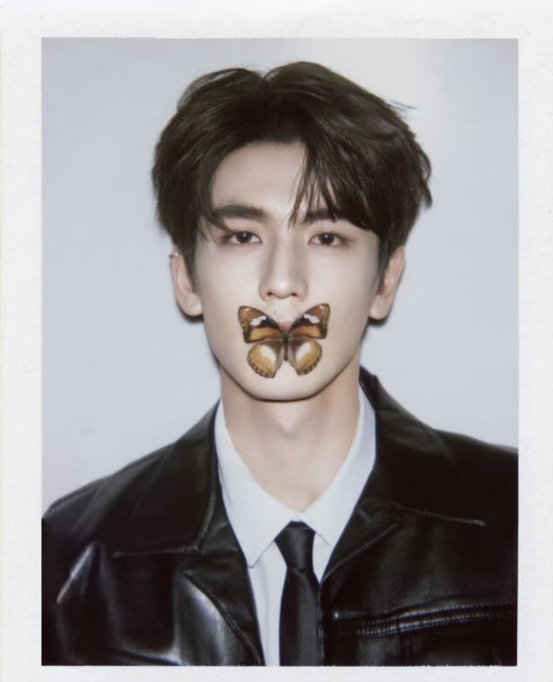 张凌赫摄影师撕拉片不是P的一张撕拉片引发的热议，折射出当下大众对“真实感”的珍