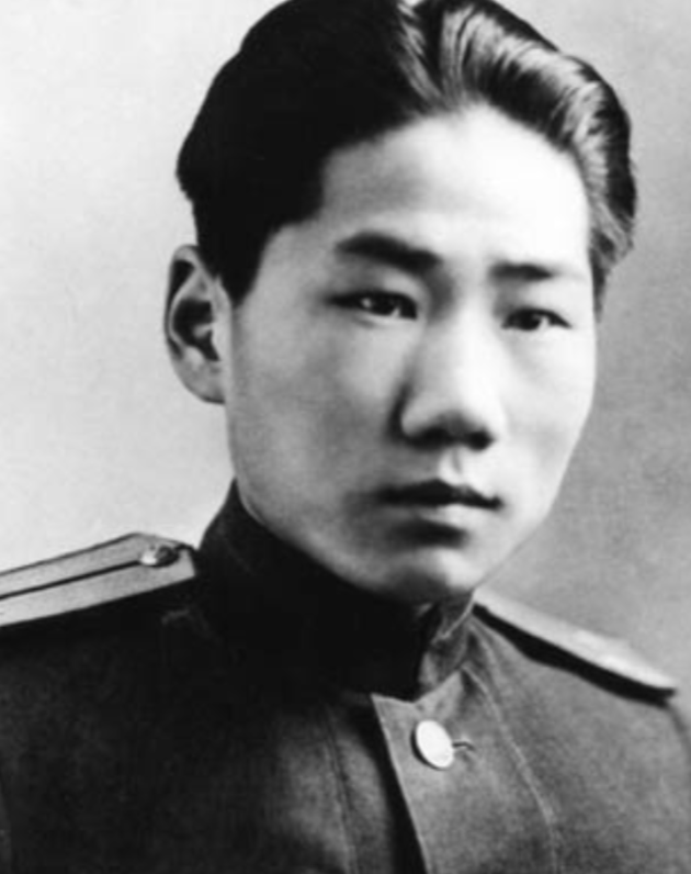 1955年，中央派人前往朝鲜将毛岸英坟墓迁回国，可当大家刚开始挖，就突然跑过来一