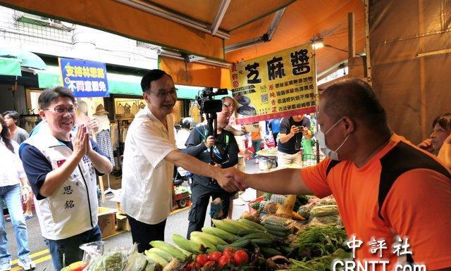 沉寂几天后，朱立伦复出下基层陪林思铭扫街　全面展开陆战　　国民党主席朱立伦今日
