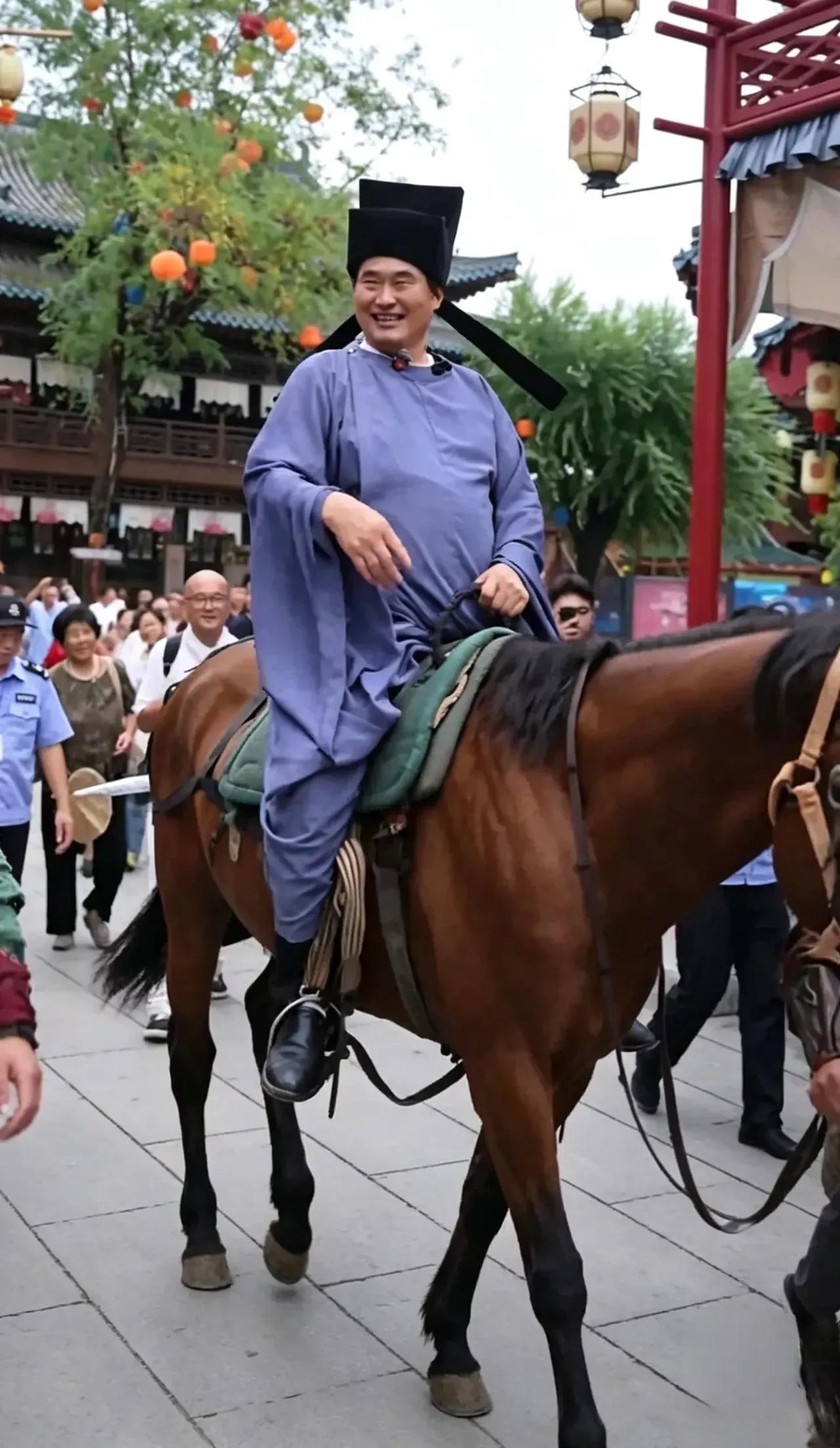 不拍戏不演剧！大衣哥穿县令古装出镜，真实现场原来是这样大衣哥朱之文这次身穿县